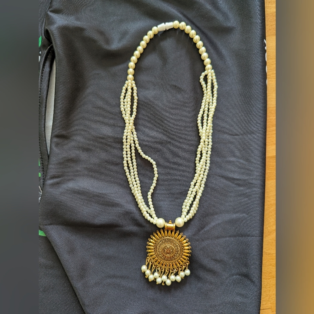 Gold and Cream imitation Pearls Pendant Necklace - Elegant Sunburst Design